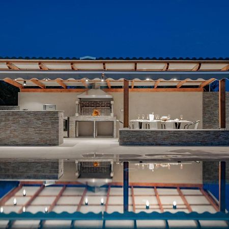 Antonia Villa - Luxurious Serenity With Private Pool, By Zantewize Kalipádhon 外观 照片