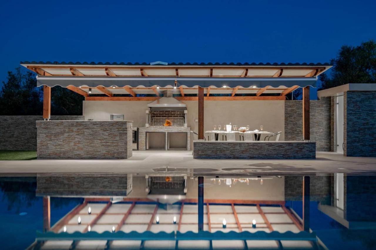 Antonia Villa - Luxurious Serenity With Private Pool, By Zantewize Kalipádhon 外观 照片